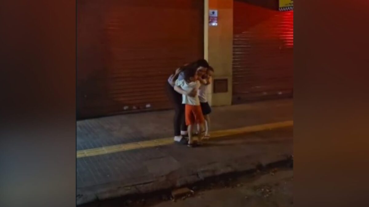 Imagem do reencontro da mãe com os filhos