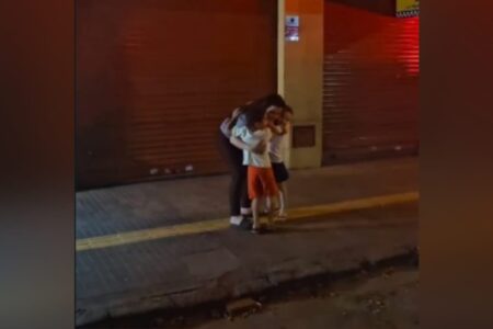 Imagem do reencontro da mãe com os filhos