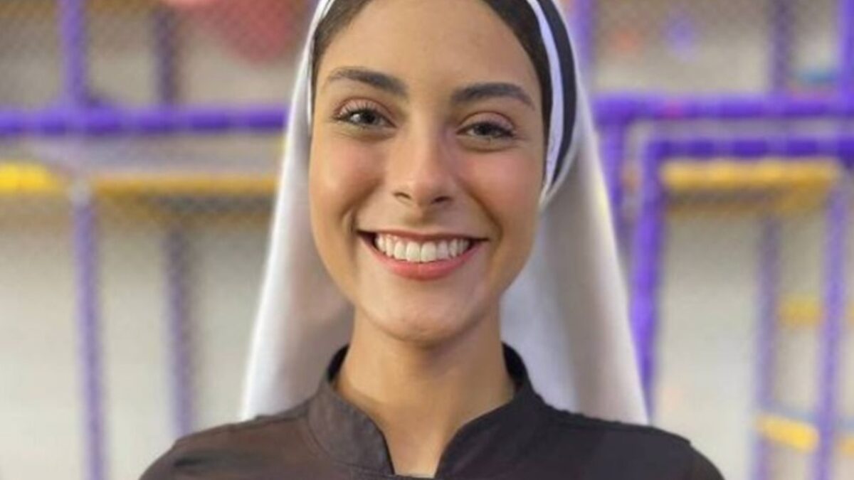 Freira que viralizou em Goiânia pela beleza faz alerta sobre perfis no Instagram A ex-miss Irmã Eva afirma que contas vêm sendo criadas vídeo