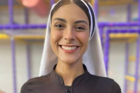 Freira que viralizou em Goiânia pela beleza faz alerta sobre perfis no Instagram A ex-miss Irmã Eva afirma que contas vêm sendo criadas vídeo