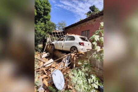 Imagem do veículo nos escombros da casa