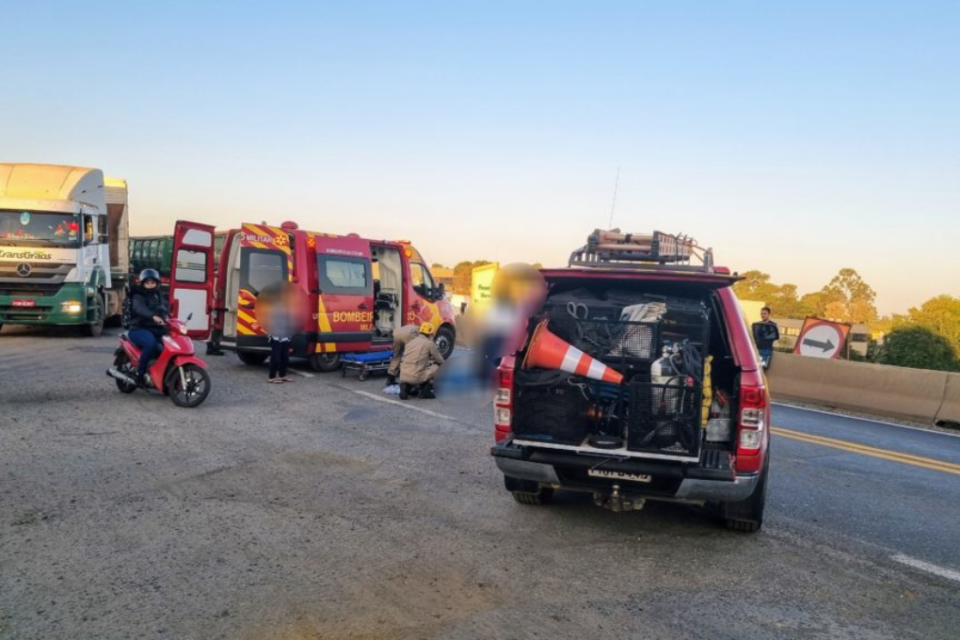 Motociclista fica gravemente ferido após colidir em uma carreta na BR-050