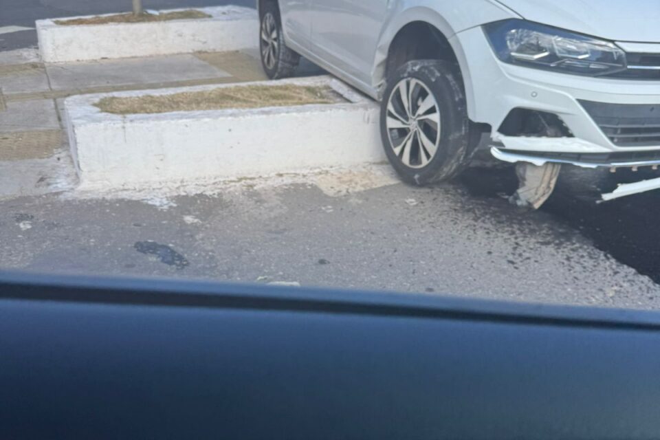 Carro fica danificado após subir em mini mureta na Praça Cívica veja fotos Cena aconteceu na Rua 83 Goiânia