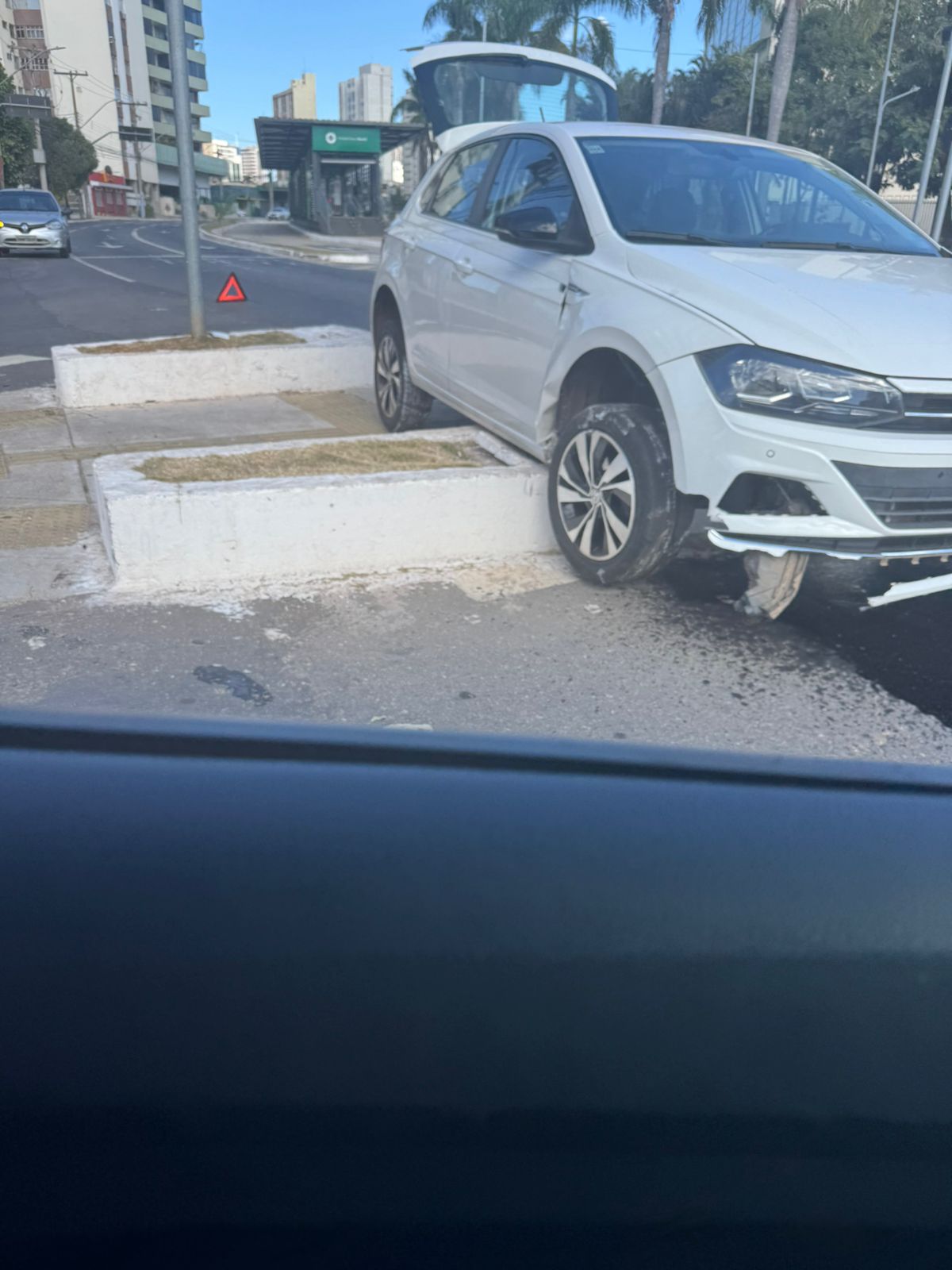 Carro fica danificado após subir em mini mureta na Praça Cívica veja fotos Cena aconteceu na Rua 83 Goiânia
