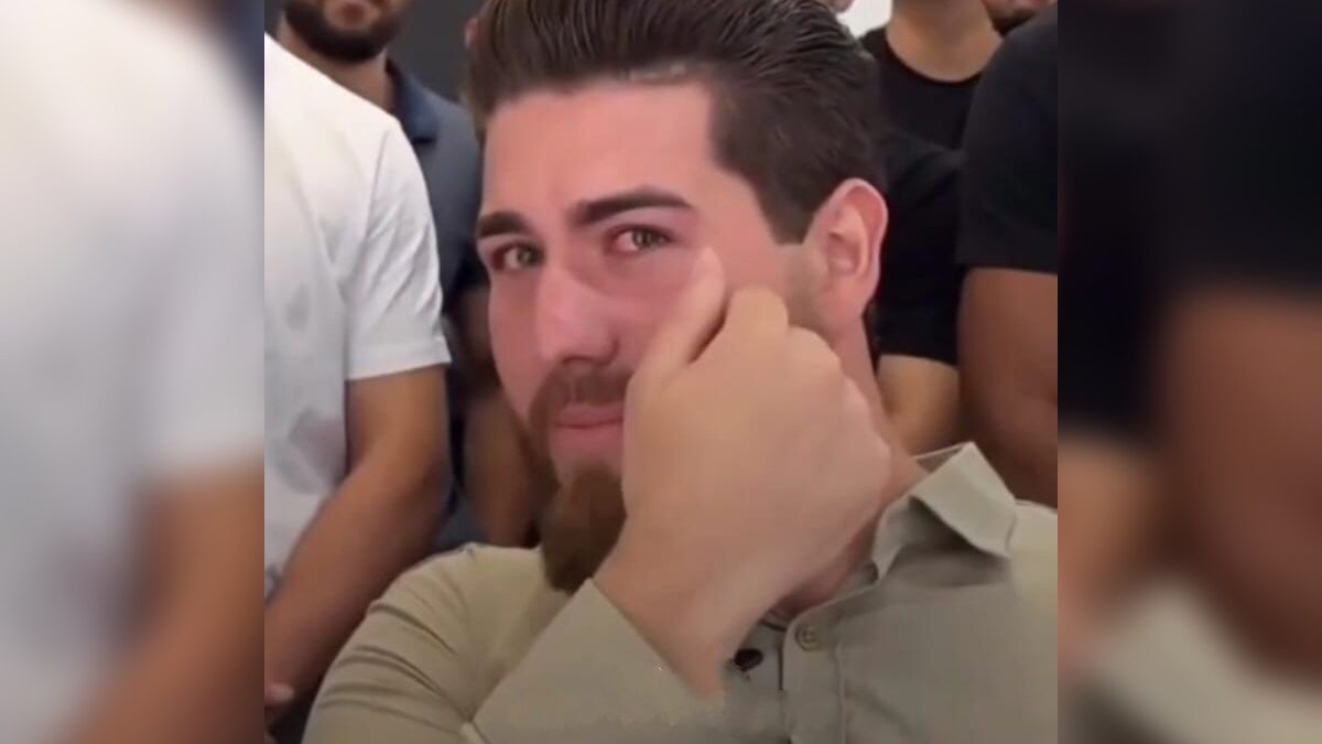 "Da água para water": Homem se emociona com corte de cabelo e vira meme na internet