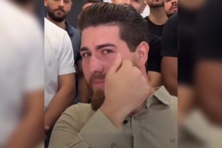 "Da água para water": Homem se emociona com corte de cabelo e vira meme na internet