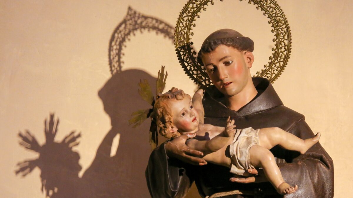 Dia de Santo Antônio: veja origem da data e simpatias para encontrar um amor Santo casamenteiro é uma das figuras mais queridas da fé cristã