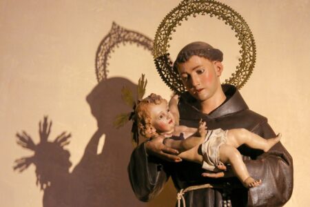 Dia de Santo Antônio: veja origem da data e simpatias para encontrar um amor Santo casamenteiro é uma das figuras mais queridas da fé cristã