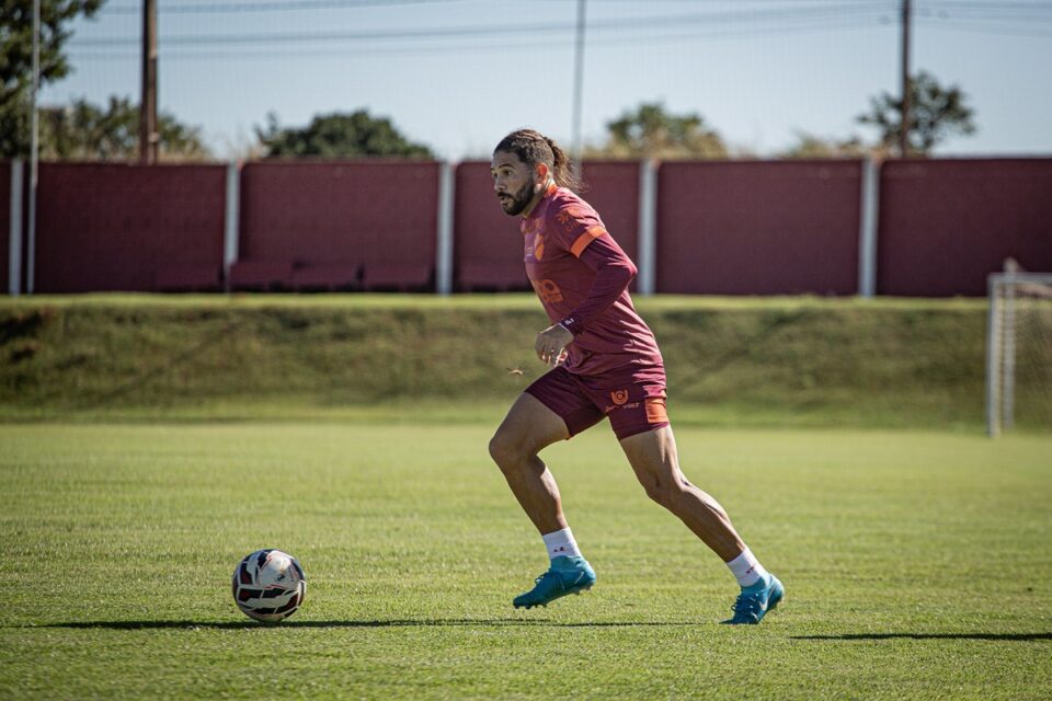 Diego Torres em treino no Vila Nova