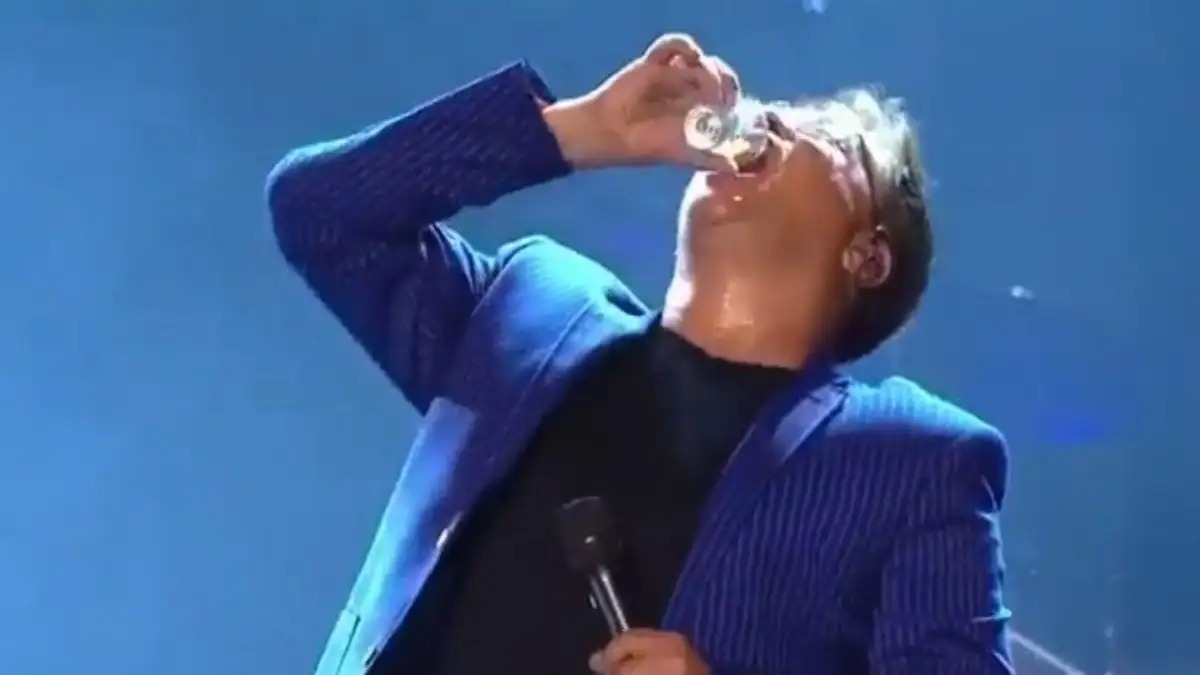 Leonardo é criticado por supostamente cantar bêbado durante São João; vídeo Sertanejo aparece com os olhos semicerrados e aparentando cansaço