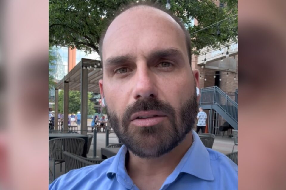 Intervenções de Fux no depoimento de Cid animam Eduardo Bolsonaro