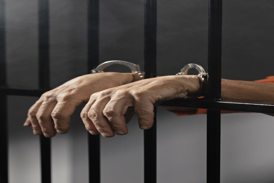 Homem é preso por importunação sexual (Foto: Freepik)