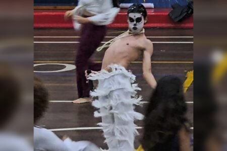 Estudante que viralizou ao performar Ney Matogrosso sonha em ser artista