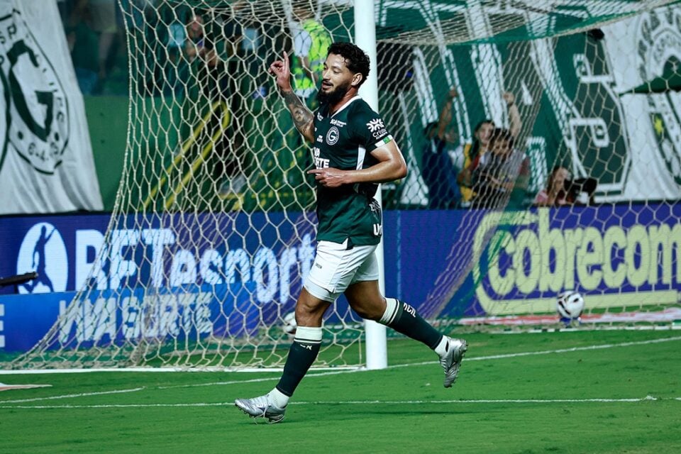 Arthur Caíke comemora gol pelo Goiás