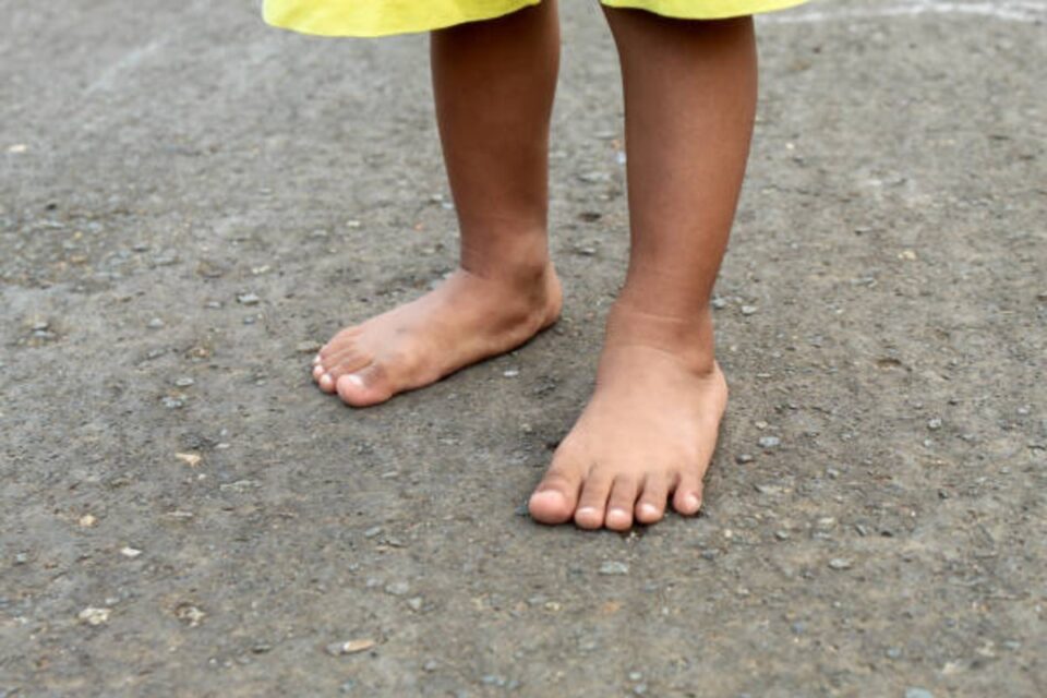 Criança de 3 anos é encontrada sozinha na rua após mãe sair para beber, em Montividiu