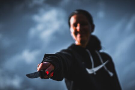 Mulher é presa por matar suposto ladrão do cachorro dela, em Cidade Ocidental: 'Já era'