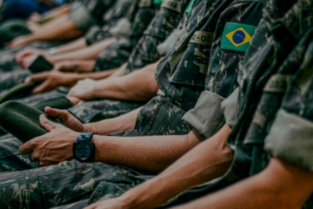 Imagem de militares fardados