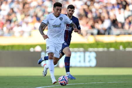 Botafogo sofre, mas vence PSG