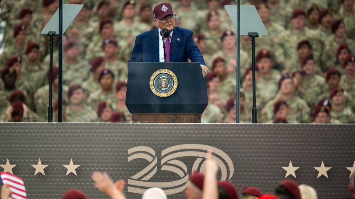 Trump fala à frente de militares dos EUA (Foto: Divulgação)