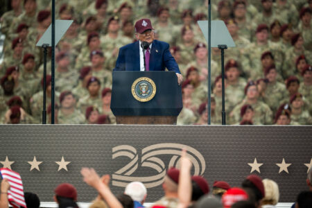 Trump fala à frente de militares dos EUA (Foto: Divulgação)