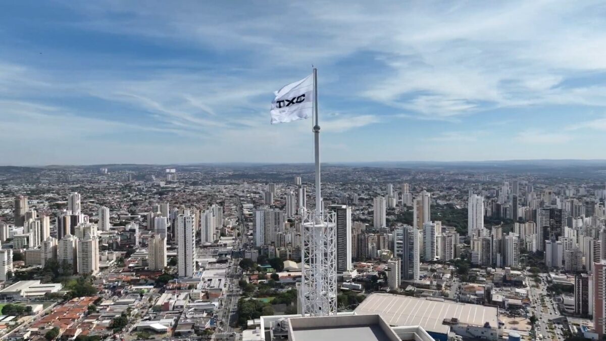 Bandeira da TXC no alto do Órion, prédio mais alto do Centro-Oeste