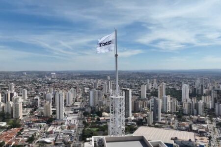 Bandeira da TXC no alto do Órion, prédio mais alto do Centro-Oeste