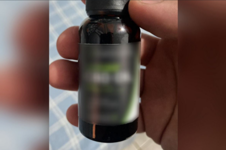 Óleo de canabidiol encontrado em fábrica (Foto: Reprodução)