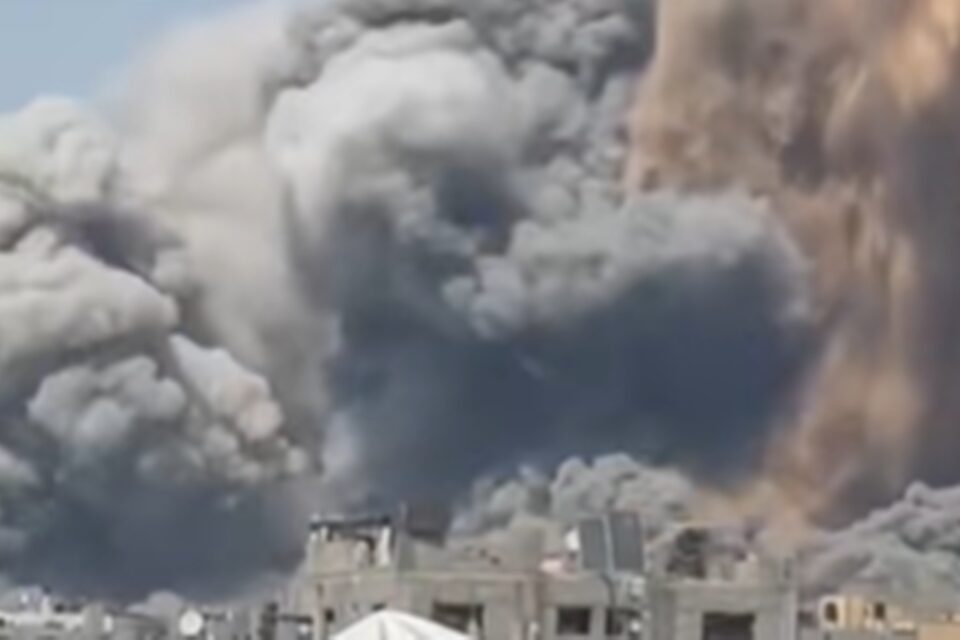 Israel volta a abrir fogo perto de centro de ajuda em Gaza; médicos falam em 17 mortes