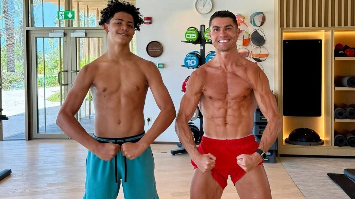 Cristiano Ronaldo posta foto ao lado do filho e físico impressiona