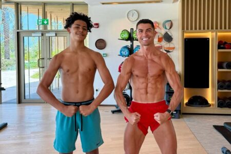 Cristiano Ronaldo posta foto ao lado do filho e físico impressiona