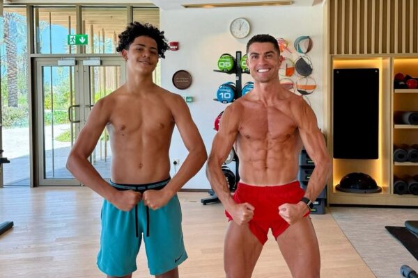 Cristiano Ronaldo posta foto ao lado do filho e físico impressiona