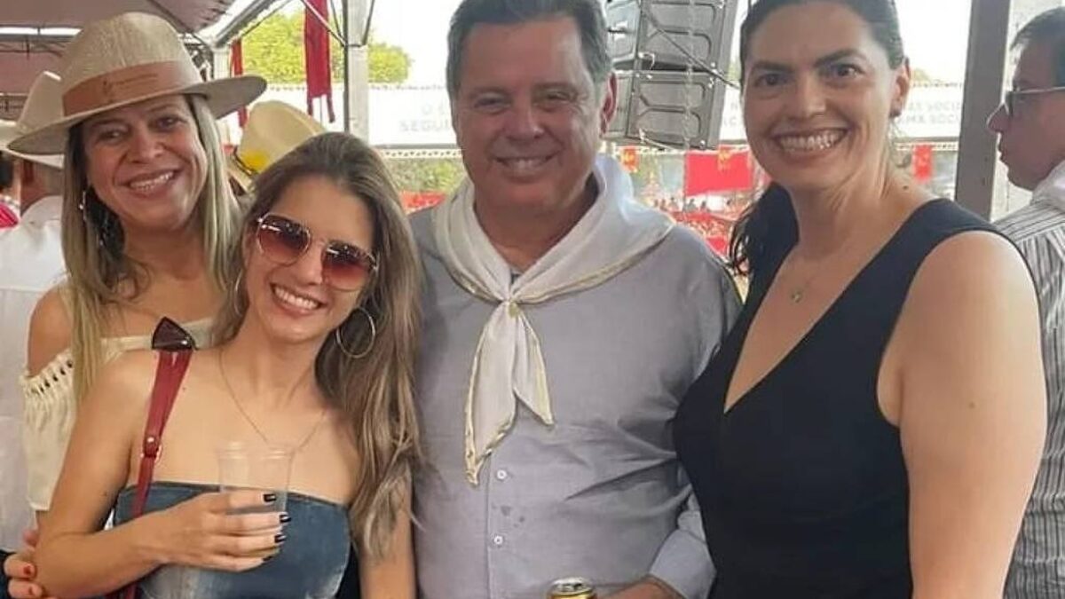 Assessora acusa governo de Goiás de ter sido demitida por postar foto com adversário de Caiado Nara Batista tirou foto com Marconi Perillo
