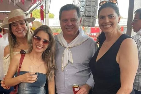 Assessora acusa governo de Goiás de ter sido demitida por postar foto com adversário de Caiado Nara Batista tirou foto com Marconi Perillo
