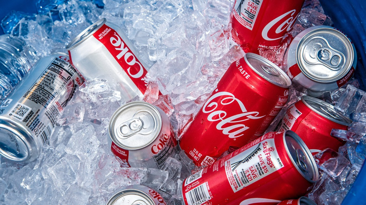 Imagem de latas da Coca-Cola no gelo