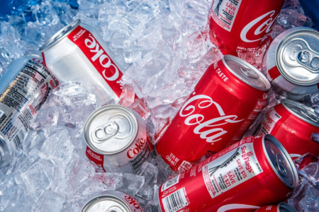 Imagem de latas da Coca-Cola no gelo