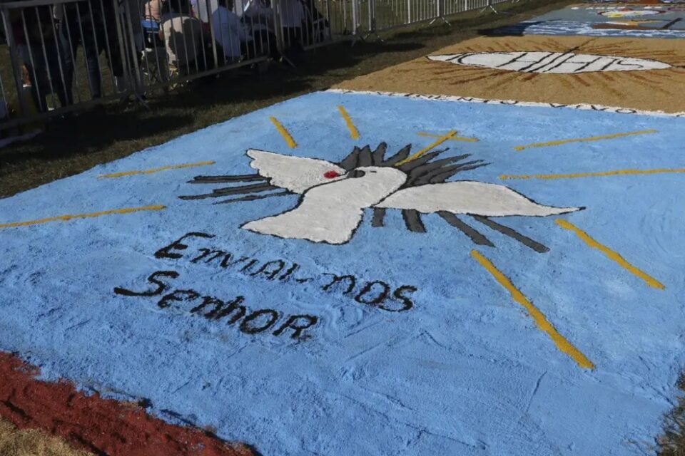 Tapetes do Corpus Christi são expressão da devoção que se renova para distintas gerações no feriado Católico. Entenda mais sobre a celebração