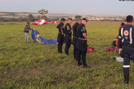 Vítima da queda de parapente teve diversas fraturas causadas pela queda (Foto: CBMDF)