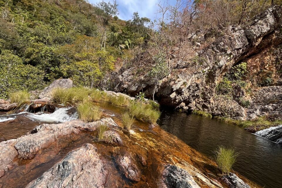 Cachoeira em Goiás tem formato de caracol e parece cenário de filme; veja fotos