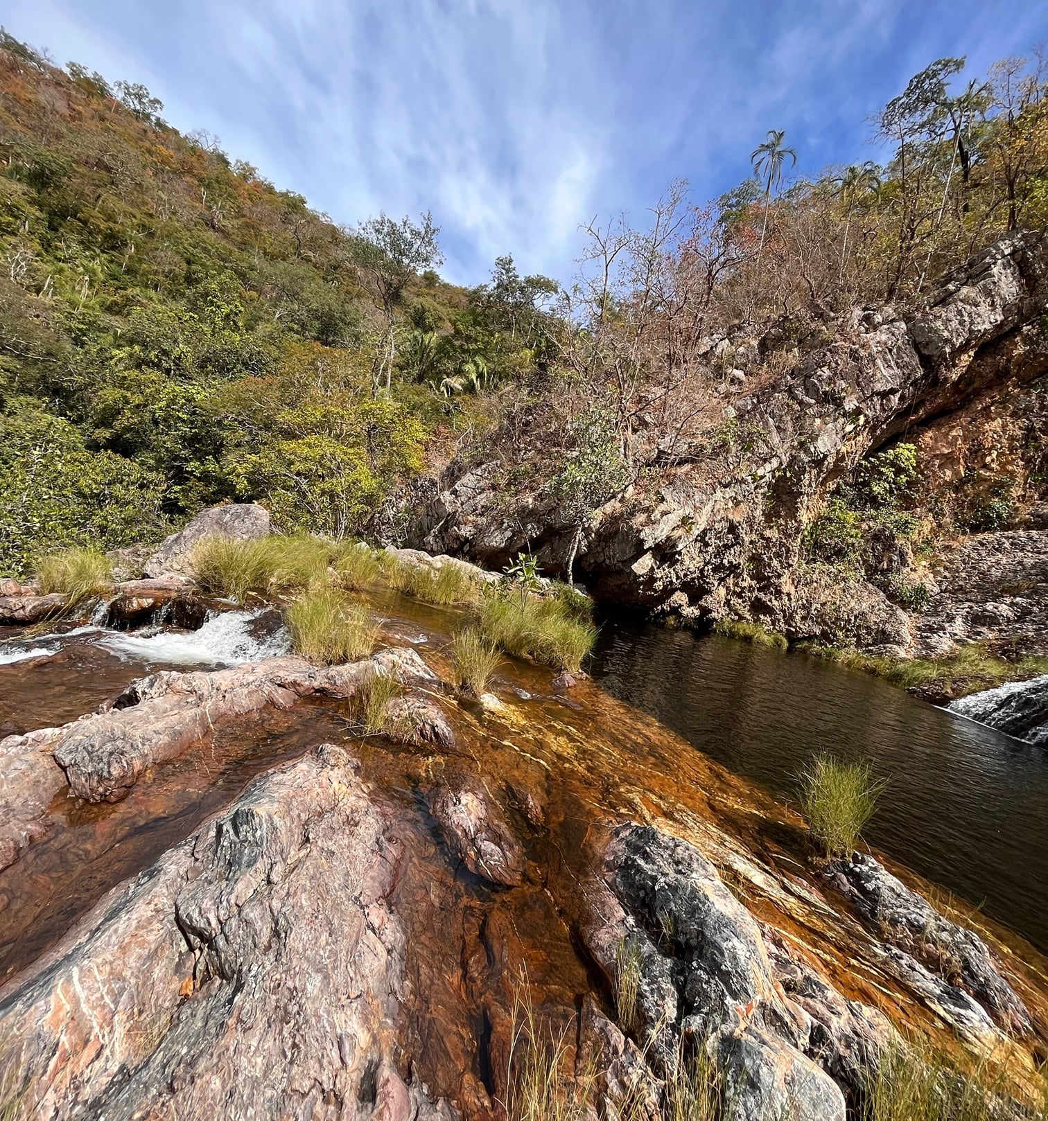 Cachoeira em Goiás tem formato de caracol e parece cenário de filme; veja fotos