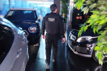 Presa dona de loja de carros de luxo suspeita de fraudes que somam mais de R$ 2,5 milhões