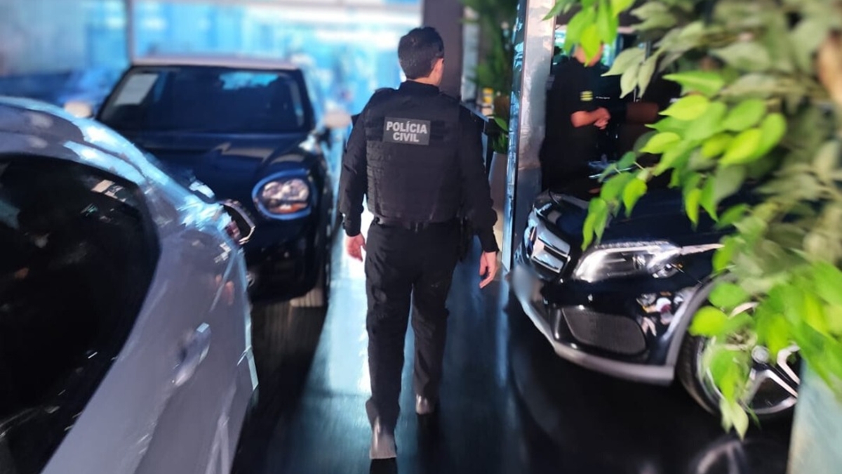Presa dona de loja de carros de luxo suspeita de fraudes que somam mais de R$ 2,5 milhões