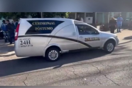 Carro apreendido por serviço irregular (Foto: Reprodução)