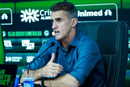 Vagner Mancini não gosta da atuação da equipe e diz que não merecia vencer