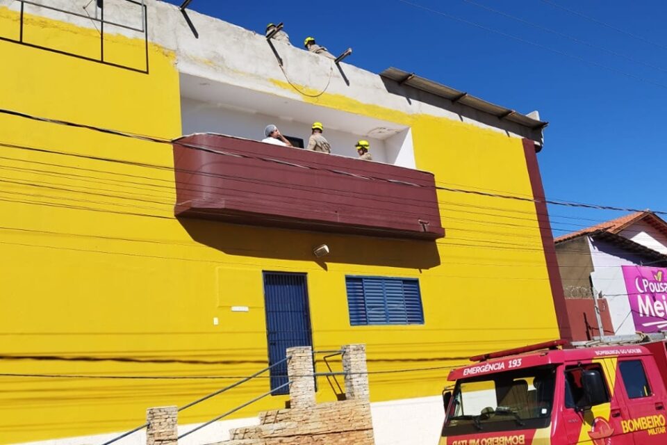Dupla toma choque elétrico em edificação de Pirenópolis e precisa de resgate