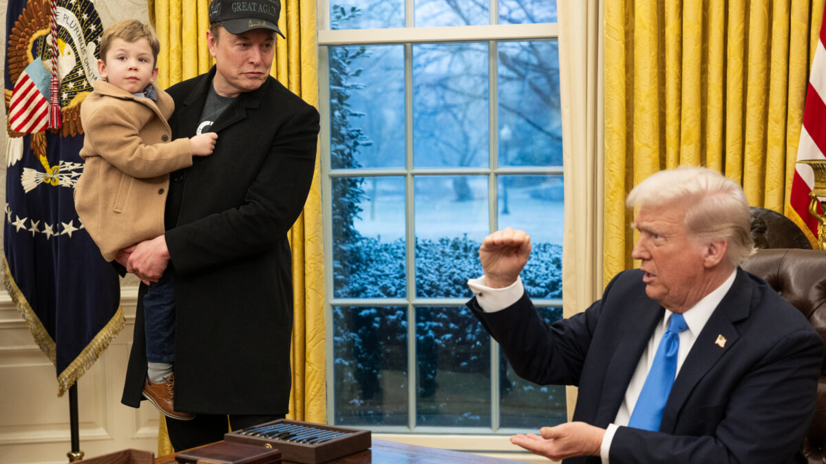 Presidente Donald Trump recebeu Elon Musk e filho no Salão Oval da Casa Branca, em 11 de fevereiro de 2025 (Foto Daniel Torck/The White House)