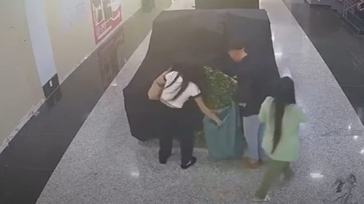 Grupo furta R$ 22 mil em óculos em quiosque do Shopping Corumbá, em Luziânia