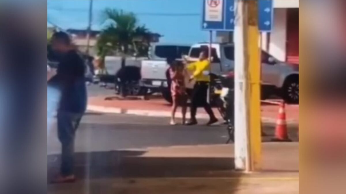 Imagem da mulher recebendo o primeiro soco
