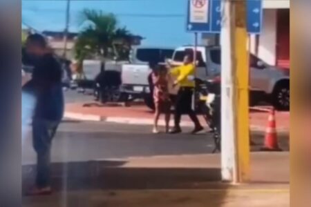 Imagem da mulher recebendo o primeiro soco