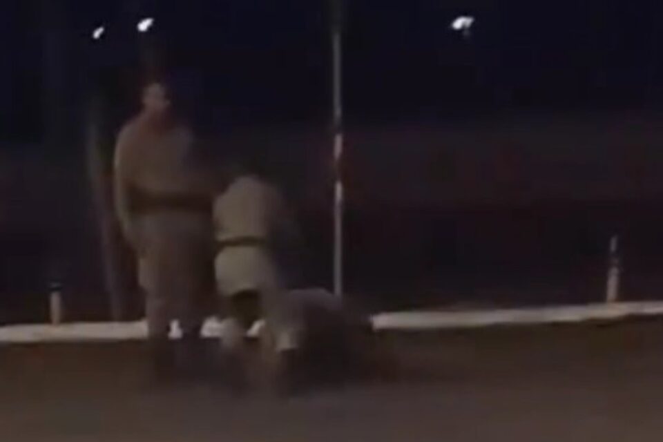 Morador de rua é agredido por policiais após pedir comida em lanchonete de Formosa