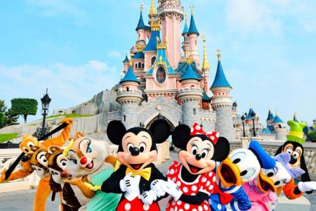 Homem preso por tentar se casar com menina de 9 anos na Disney se pronuncia Parque em Paris havia sido reservado para sediar a cerimônia